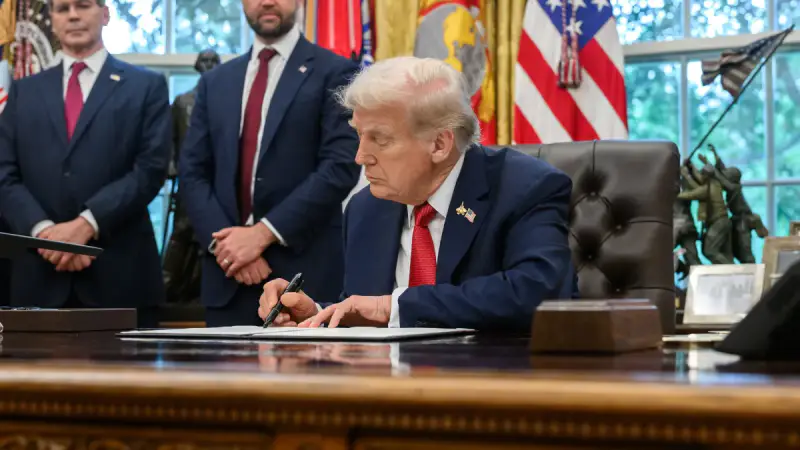 Трамп отправляет войска в Портленд для защиты федеральных объектов от угрозы внутреннего терроризма {city2}