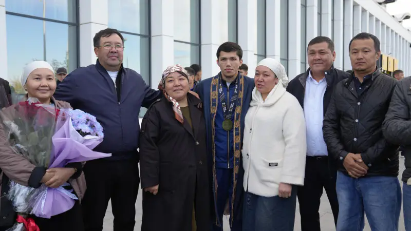 Отец Санжара Ташкенбая: "Прослезился от счастья" - боксер вернулся в Астану после триумфа на чемпионате мира {city2}