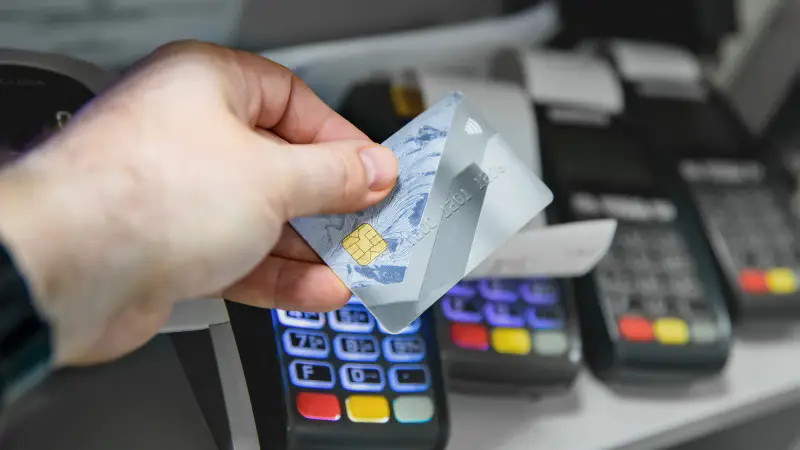 Россиян вызывают в полицию из-за удалённого оформления казахстанских банковских карт {city2}