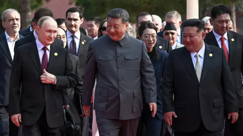 Си Цзиньпин, Путин и Ким Чен Ын на трибунах парада в Пекине на площади Тяньаньмэнь {city2}
