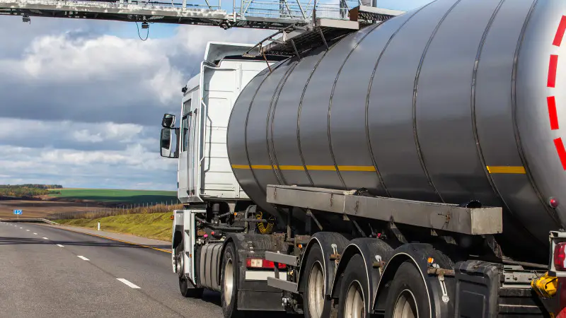 Казахстан готовится к возможному дефициту ГСМ: эксперты предупреждают о росте цен {city2}