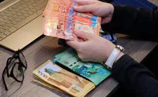 В Казахстане раскрыта масштабная схема хищений на пособиях: украдено 1 миллиард тенге на выплатах по беременности и родам и адресной социальной помощи.
