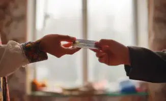 В Казахстане разгорелся спор из-за новых правил, касающихся передачи банковских карт. Регулятор заявил, что казахстанцам запрещено передавать свои карты близким, включая супругов и детей. Это вызвало бурную реакцию в обществе, так как многие граждане не с