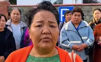 В Талгаре сотрудники 'детского инвалидного дома' вышли на протест, выражая недовольство изменением графика работы и снижением зарплаты.