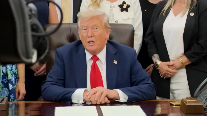 Трамп требует от Европы прекратить закупки российской нефти {city2}
