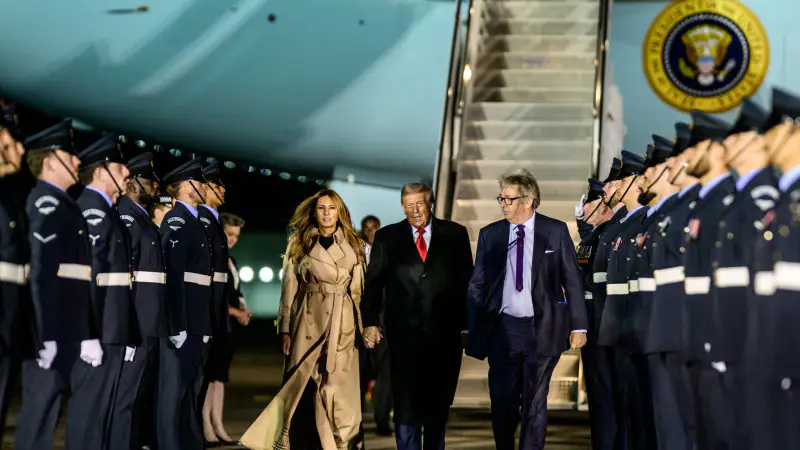 Трамп и Мелания пересели на другой вертолёт в Лондоне из-за неисправности {city2}