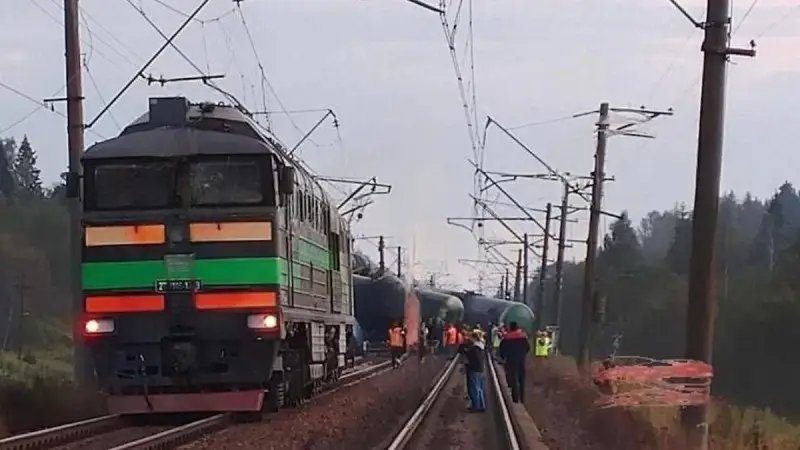 Украинские спецслужбы подорвали железные дороги в двух областях России, прервав железнодорожное сообщение на ключевых ветках {city2}