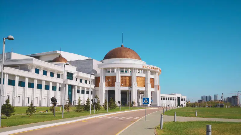 Обсуждение влияния изменений условий поступления на качество образования в Назарбаев Университете {city2}