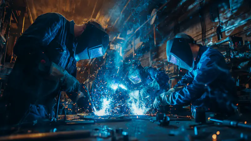 Зумеры выбирают рабочие профессии: новый тренд или возвращение? {city2}