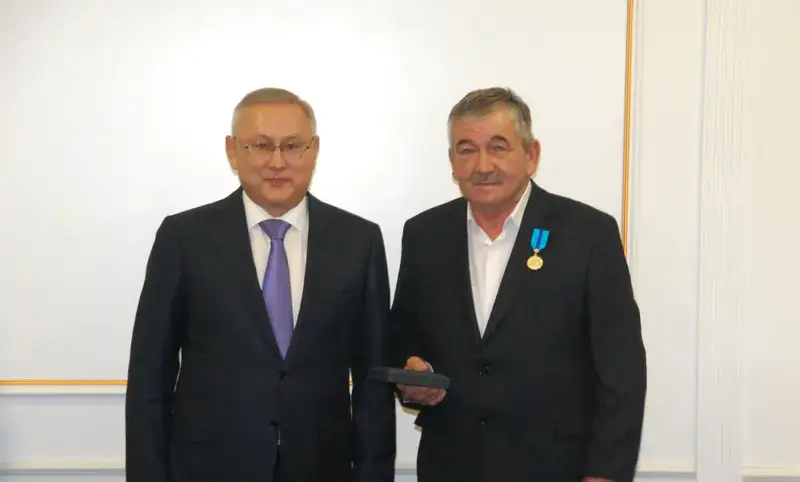 Бейбит Исабаев вручил государственные награды работникам сельского хозяйства области Жетісу (10)