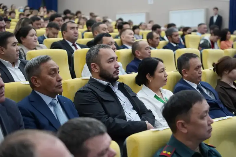 Аким области обсудил будущее Бурабайского района {city2}