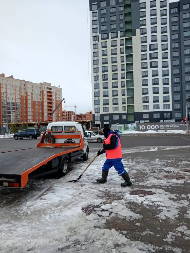 В Астане 3000 дорожных рабочих и 1178 единиц техники вышли на уборку снега {city2}