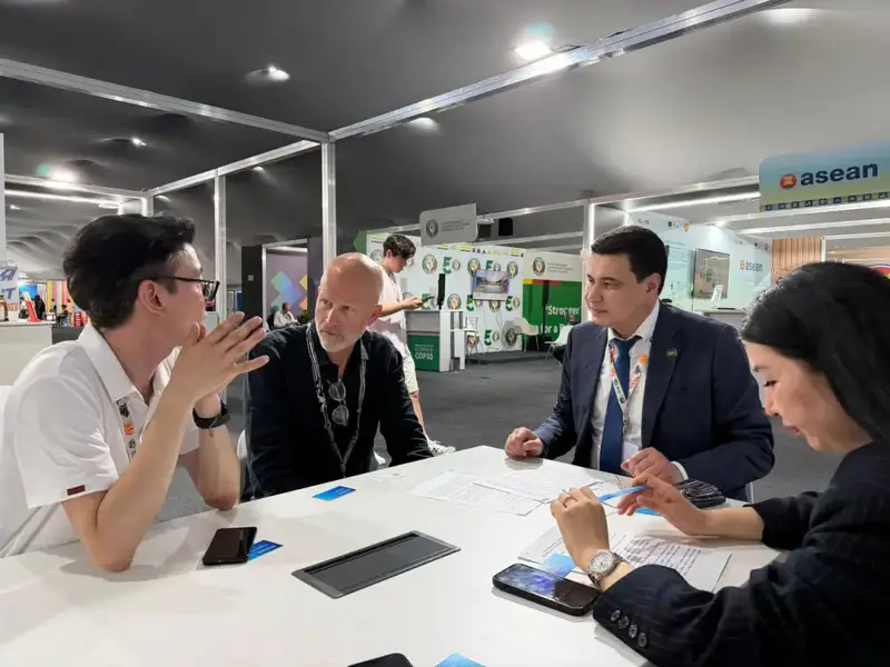 Проведена двусторонняя встреча вице-министра экологии и природных ресурсов РК Мансура Ошурбаева с директором программы CATF Джонатаном Бэнксом (2)