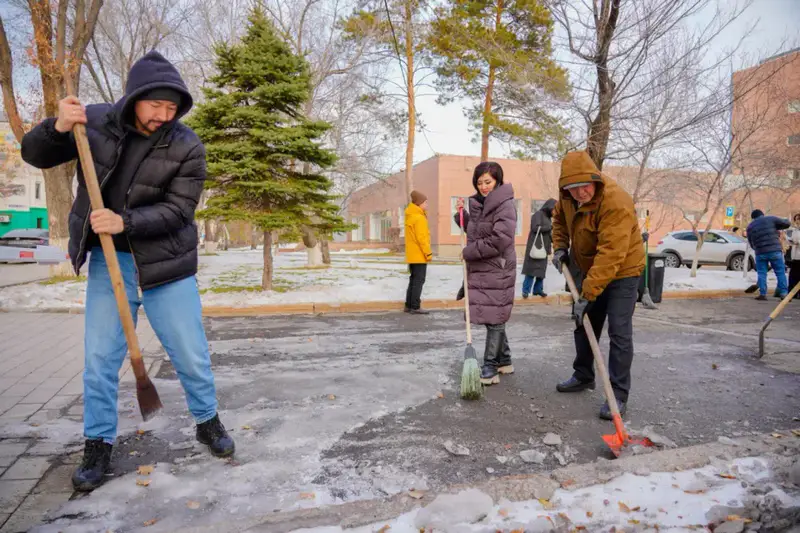 «Таза Қазақстан»: в Астане на территории Государственной академической филармонии им.Е. Рахмадиева прошла акция чистоты (7)