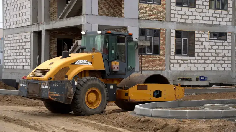 В мкр. Нурсая завершено 60% строительства новой поликлиники (2)