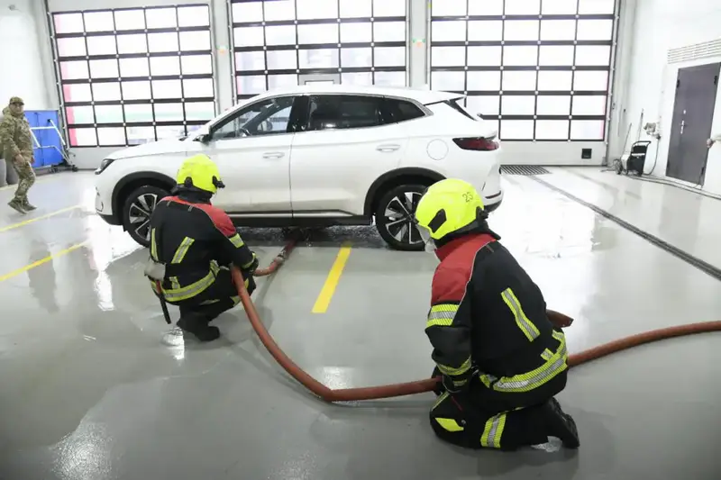 Пожарные обучают столичных водителей электромобилей правилам безопасности для предотвращения возгораний {city2}