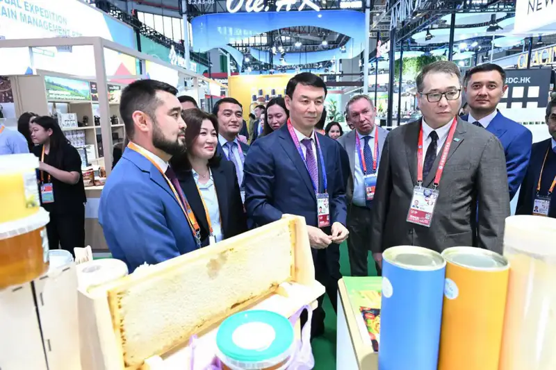 Аким Алматы на Международной импортной выставке в Шанхае: укрепление экономических связей с Китаем {city2}