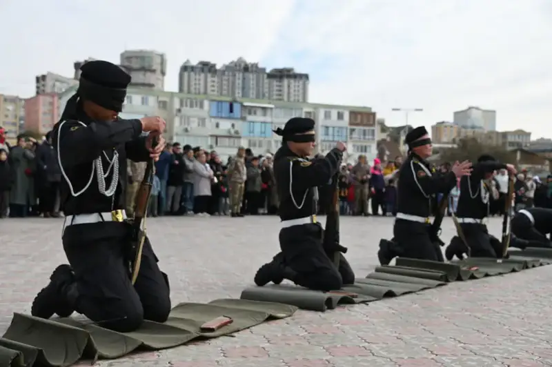 На берегу Каспия более 200 матросов присягнули на верность Родине (3)