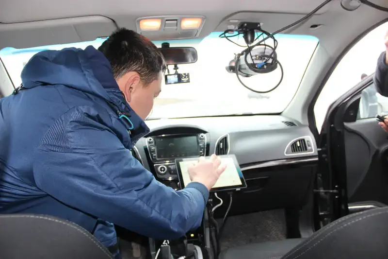 Начальник полиции Актюбинской области проинспектировал работу полицейских на самой оживлённой трассе страны (2)