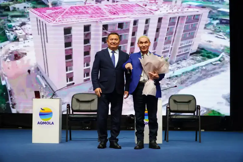 Марат Ахметжанов вручает ключи пострадавшим от паводка в Казахстане, подчеркивая важность поддержки общин {city2}