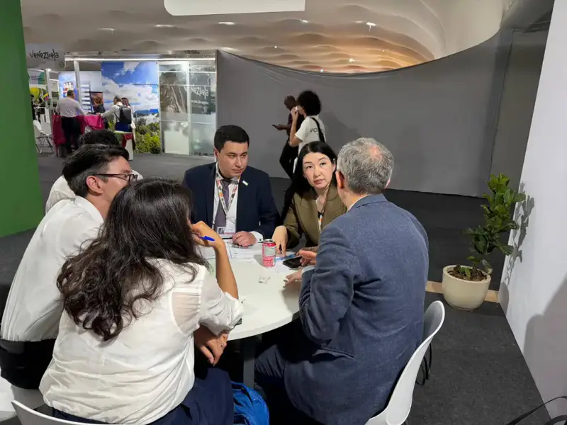 Вице-министр Мансур Ошурбаев и Жан-Пьерро Насси обсуждают экологические инициативы на COP30 {city2}