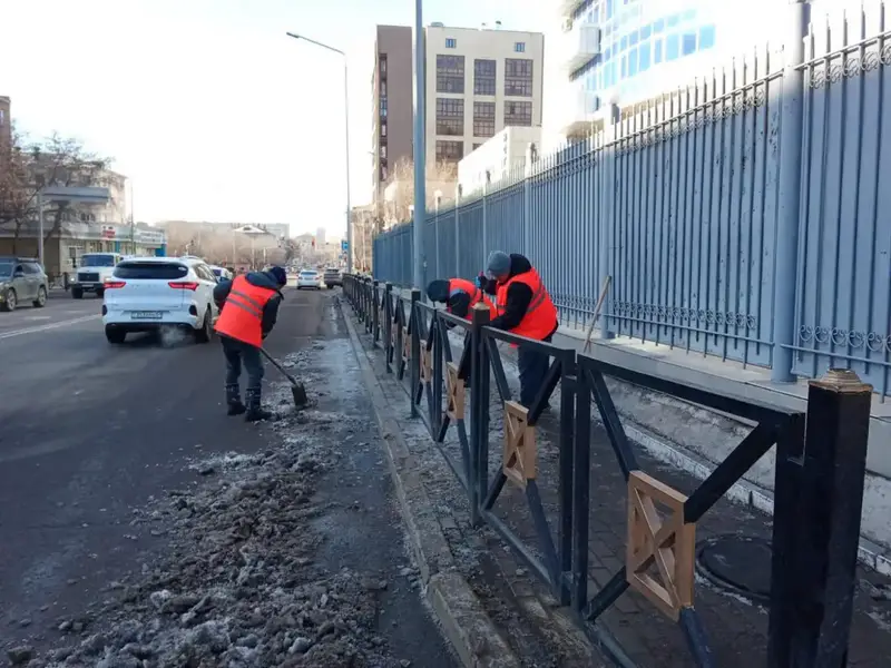 В Астане продолжаются снегоуборочные работы: задействовано почти 400 единиц специальной техники {city2}