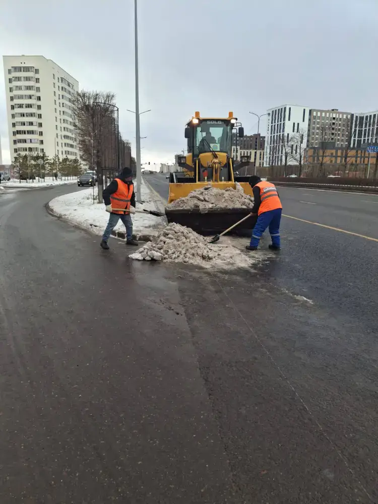 Почти 3 000 коммунальщиков задействованы в работах по уборке снега и наледи в столице (5)