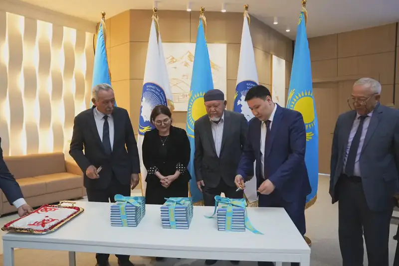 Круглый стол в Туркестане: обсуждение национального духа и ценностей {city2}