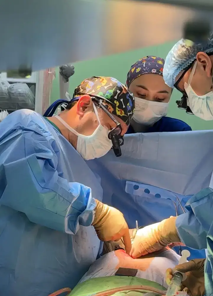 В Алматы хирурги успешно провели пятичасовую операцию на пациенте с разрывом аорты {city2}