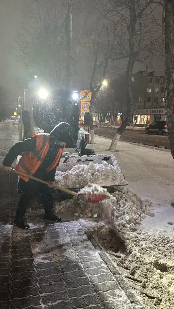 Снегопад в Астане: спецтехника на страже улиц! {city2}