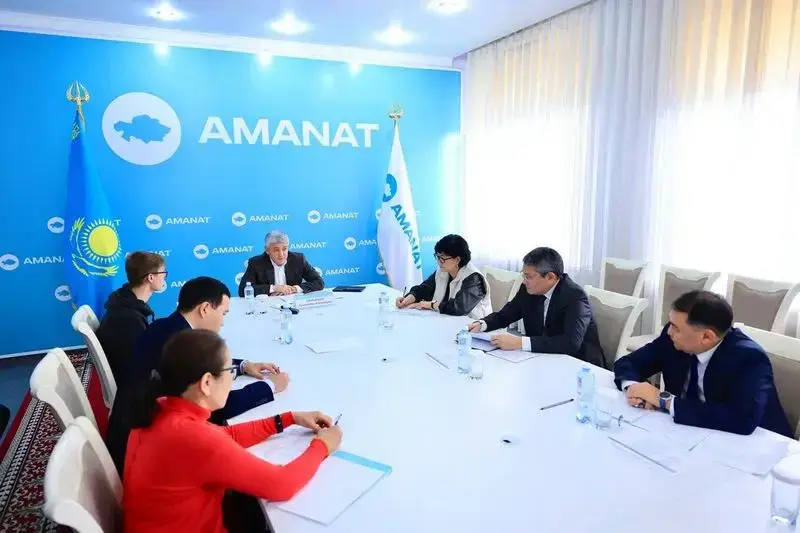 Ермаганбет Булекпаев провёл приём жителей в филиале партии Amanat (6)