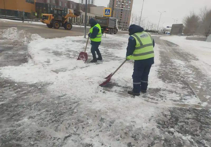 Свыше 2 800 дорожных рабочих вышли на уборку снега в Астане (2)