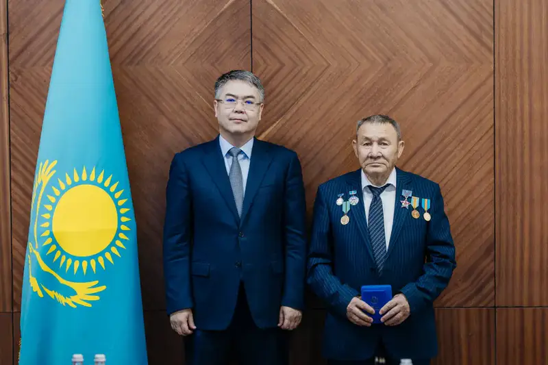 Аким Атырауской области вручил государственные награды работникам сельского хозяйства (4)