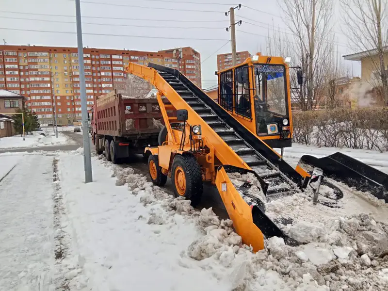 Более тысячи единиц спецтехники задействуют в уборке снега ночью в Астане (5)