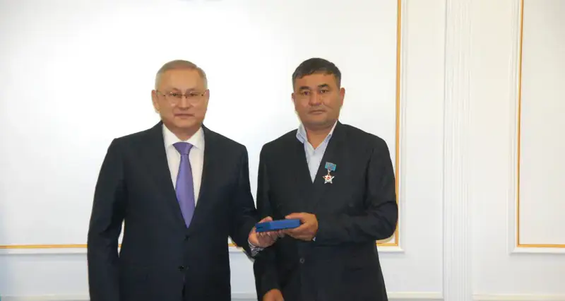 Бейбит Исабаев вручил государственные награды работникам сельского хозяйства области Жетісу (8)