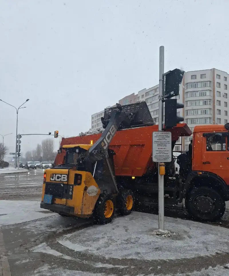 В Астане продолжается уборка снега: почти 3 000 коммунальщиков в работе {city2}