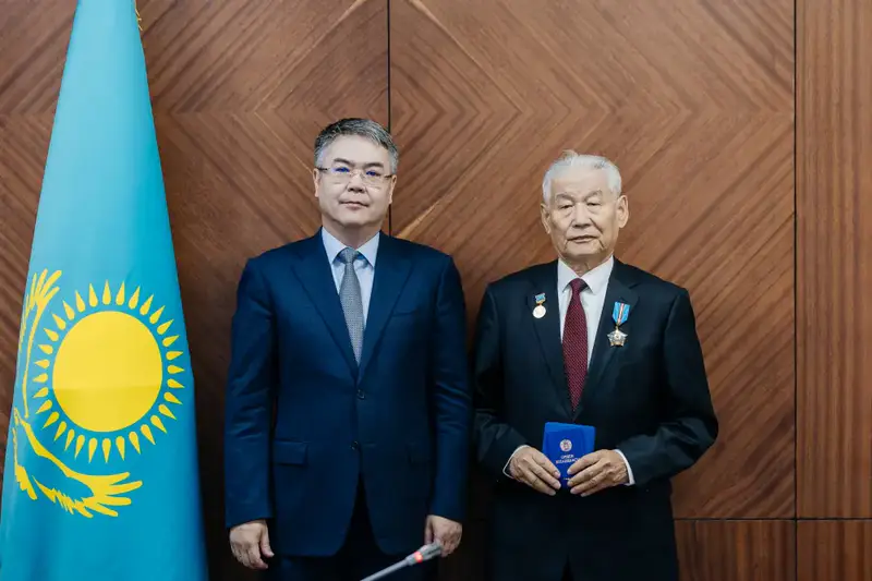 Аким Атырауской области вручил государственные награды работникам сельского хозяйства (5)