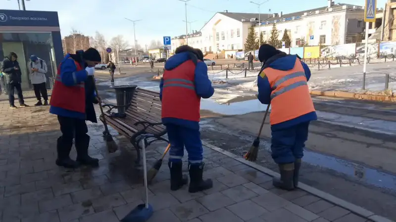 Почти 400 единиц спецтехники задействуют в снегоуборочных работах ночью в Астане (2)