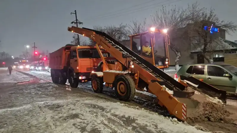 Более тысячи единиц спецтехники задействованы в снегоуборочных работах в Астане ночью (4)
