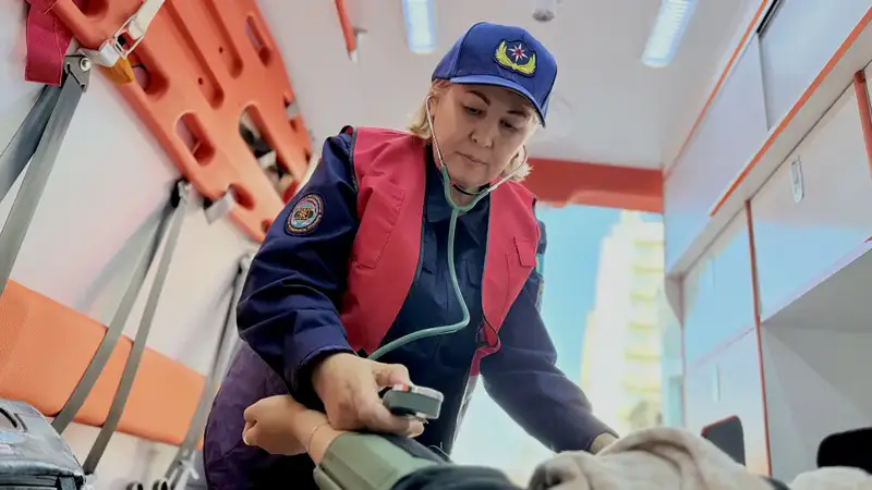 Фельдшер Дана Доскалиева: 25 лет в медицине и помощь пострадавшим при ЧС {city2}