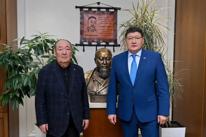 Аким области встретился с писателем Ролланом Сейсенбаевым (3)