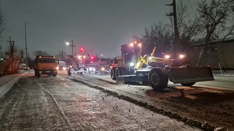 Более тысячи единиц спецтехники задействованы в снегоуборочных работах в Астане ночью (3)