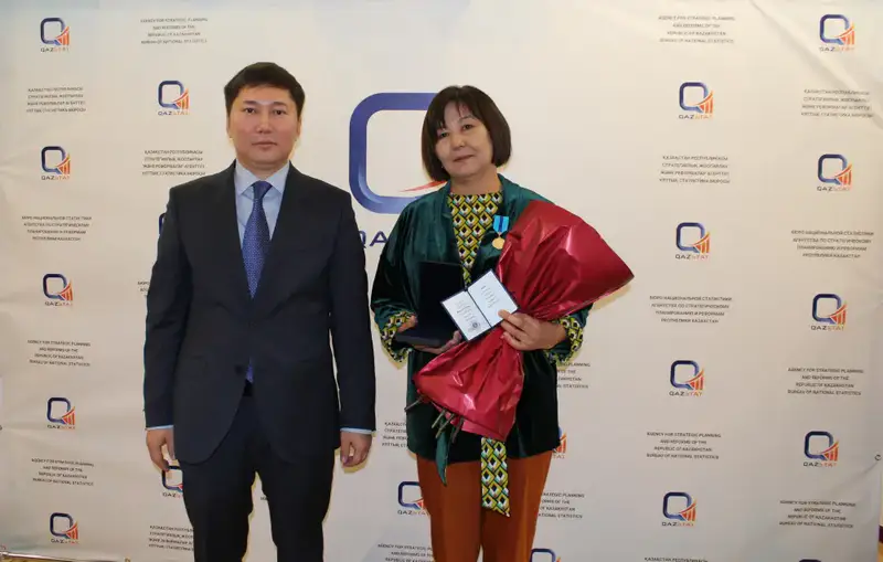 Золотые нити статистики: сотрудники Бюро удостоены наград в день 105-летия национальной статистики {city2}