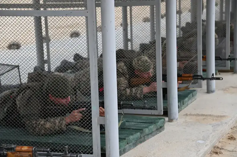 Обкатка танком и стрельбы из АК-74 для новобранцев морской пехоты в Мангистауской области {city2}