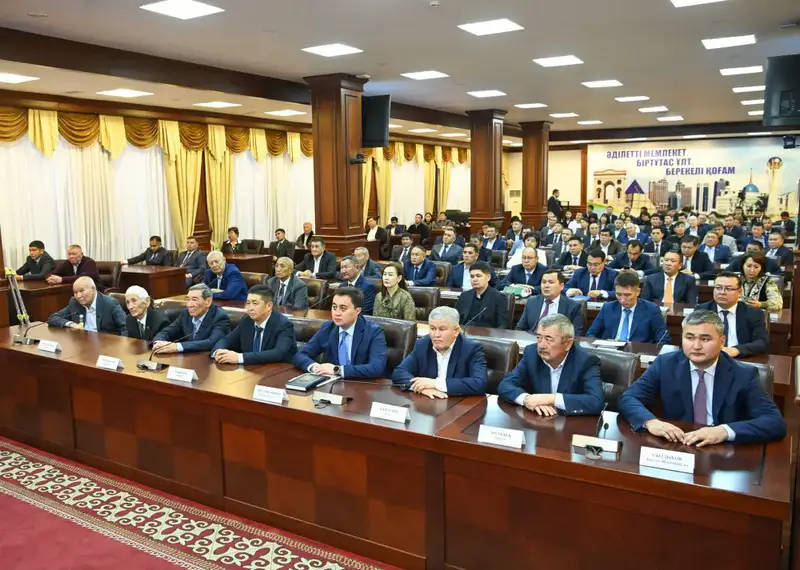 Отмечены достижения работников дорожной отрасли на Дне автодорожников {city2}