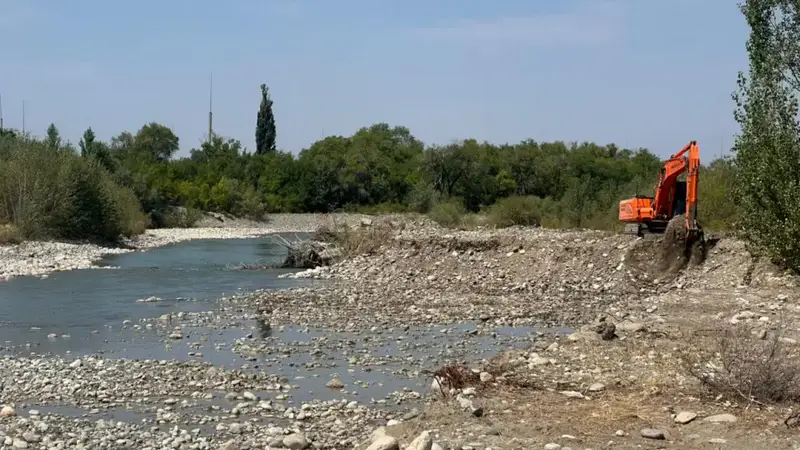 В рамках противопаводковых мер в Жетісу очищают русла рек и строят защитные дамбы (6)