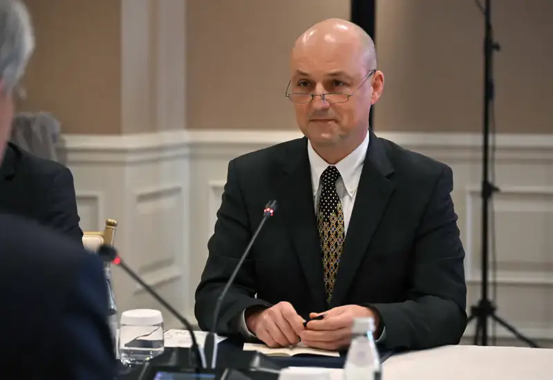 Касым-Жомарт Токаев обсуждает партнерство с John Deere и локализацию производства сельхозтехники в Казахстане {city2}