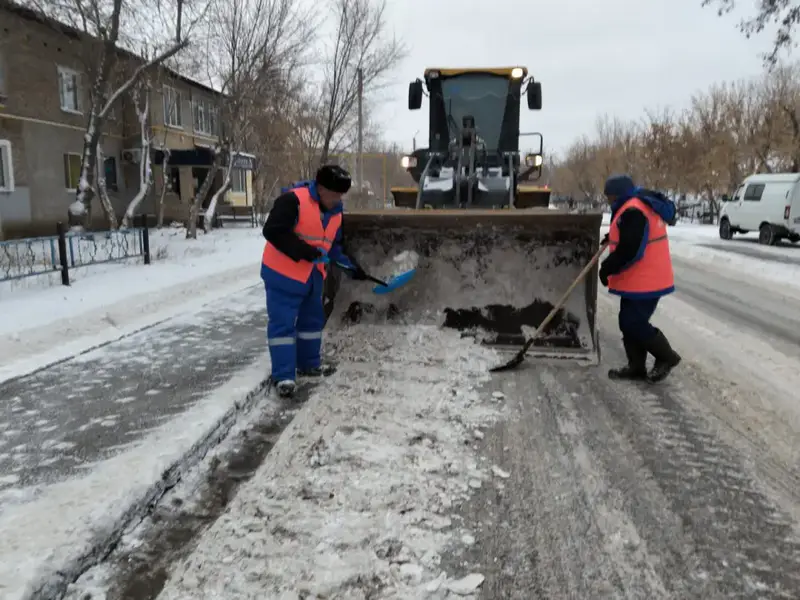 Свыше 2 800 дорожных рабочих вышли на уборку снега в Астане (5)