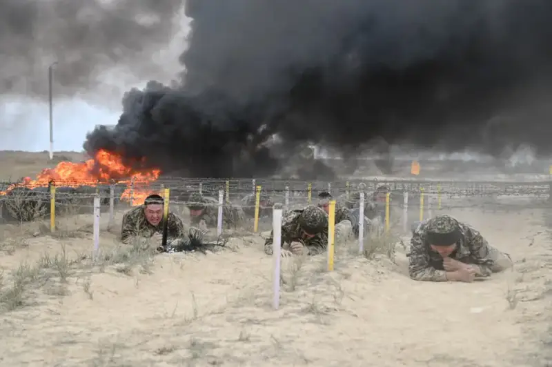 В Актауском гарнизоне более шестисот морских пехотинцев прошли обкатку танком (6)