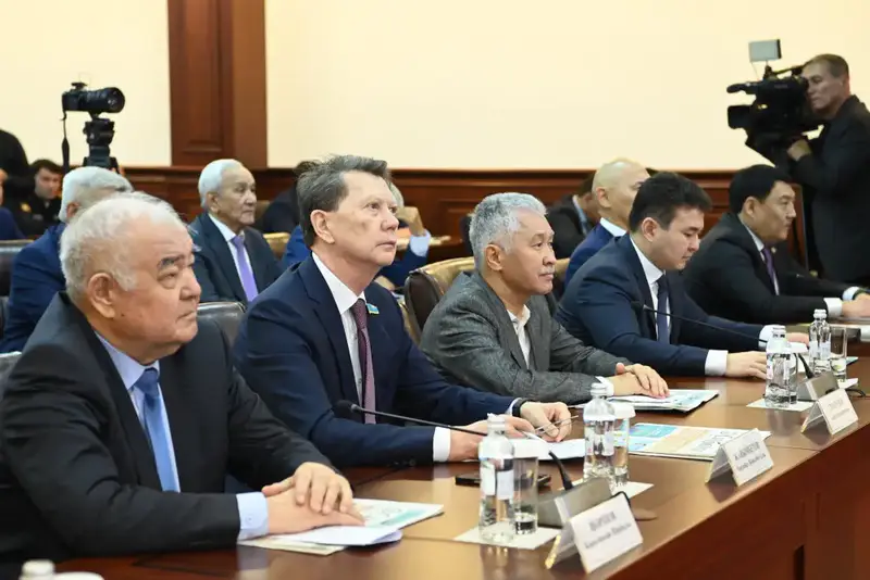 Глава региона встретился с государственным и общественным деятелем Мухтаром Кул-Мухаммедом (10)